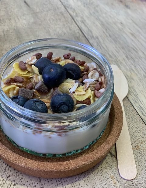 Marjat, siemenet ja jugurtti on terveellinen iltapala.